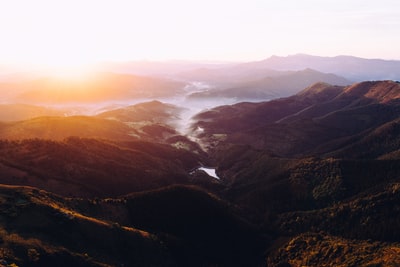 白天山景和河景的航空摄影